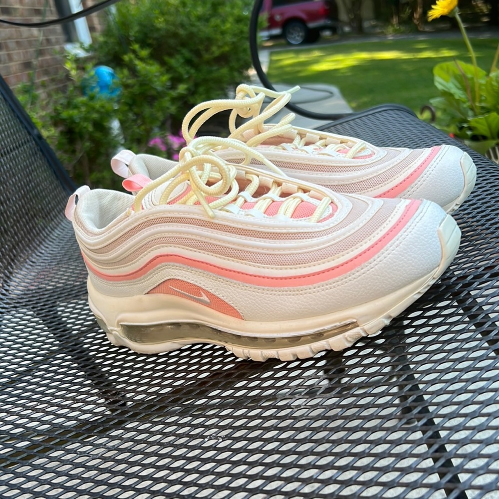 Selling this nike pink and white tennis shoes . In great condition! Size 7.5